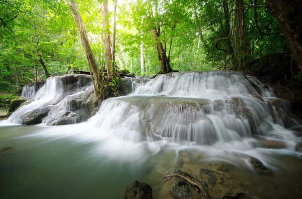 Vodopád v hlubokém lese, huay mae khamin, kanchanaburi, Thajsko — Stock fotografie