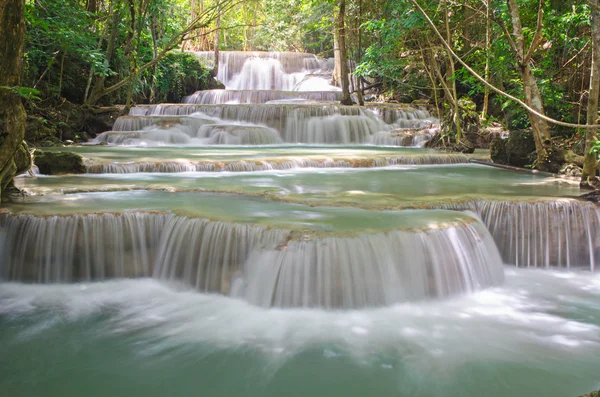 Πυκνό δάσος καταρράκτη, huay mae khamin, Καντσαμπούρι, Ταϊλάνδη — Φωτογραφία Αρχείου