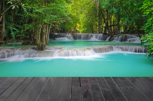 Vízesés mély erdő, huay mae khamin, kanchanaburi, Thaiföld — Stock Fotó