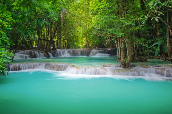 Vízesés mély erdő, huay mae khamin, kanchanaburi, Thaiföld — Stock Fotó