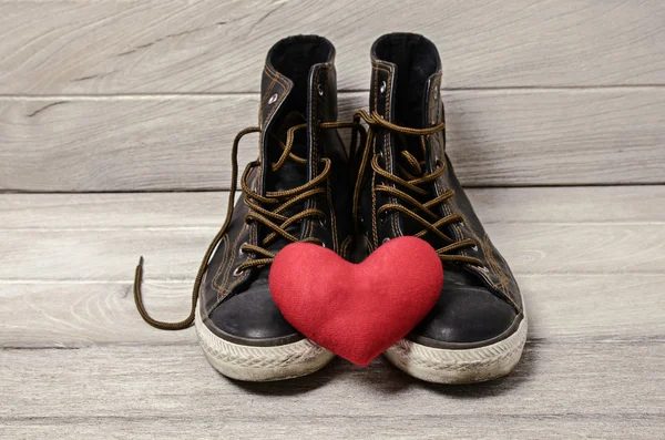 Shoes and red heart. Love theme — Stock Photo, Image