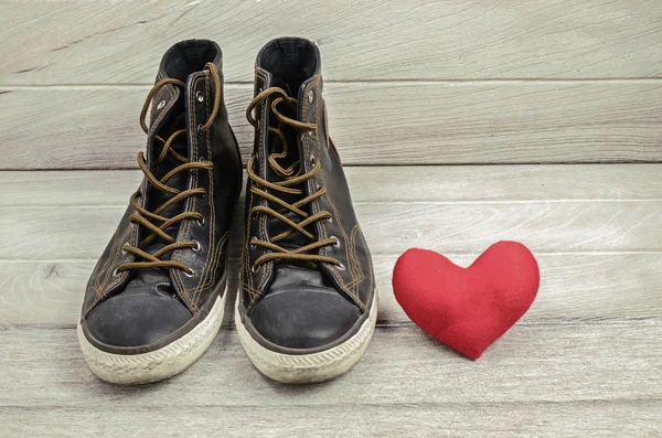 Shoes and red heart. Love theme — Stock Photo, Image