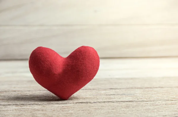 Forma de corazón rojo sobre fondo de madera —  Fotos de Stock