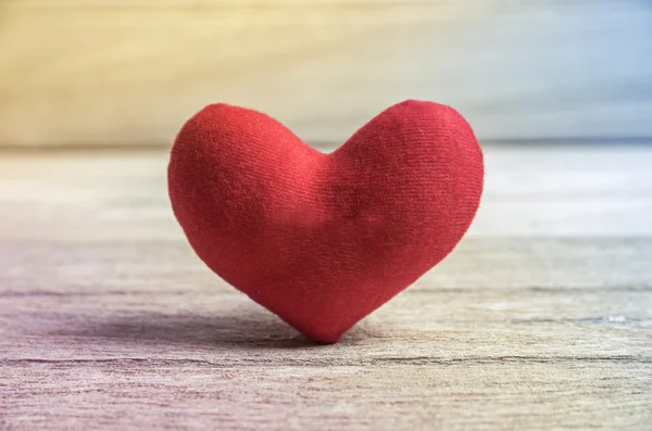 Forma de corazón rojo sobre fondo de madera —  Fotos de Stock