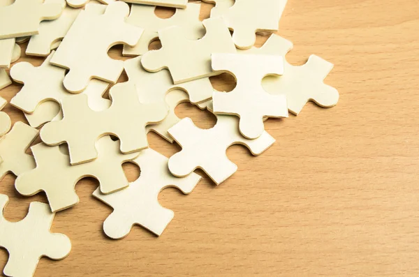 jigsaw puzzle parçaları ahşap arka plan üzerinde