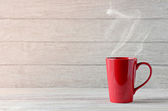 piros kávé csésze fa asztalon