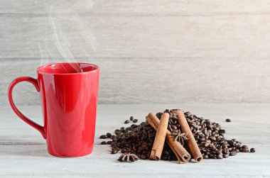 kırmızı kahve fincanı ahşap masada.