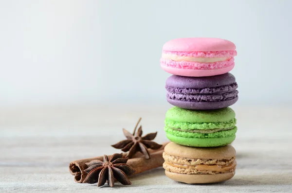 Pilha de macaron na mesa de madeira — Fotografia de Stock