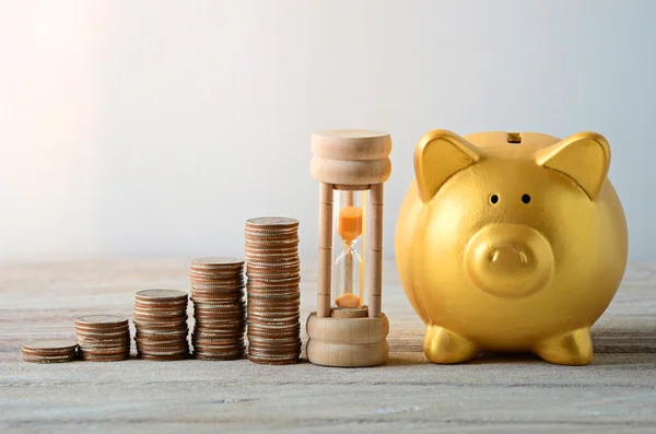 Saving plan with Gold Piggy bank — Stock Photo, Image