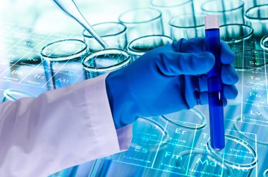 Test tüpleri, laboratuvar araştırma kavramı tutan bilim adamı el