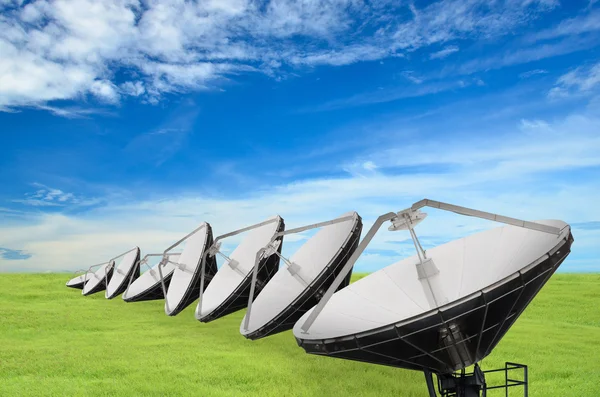 Satelliet schotels veld voor telecommunicatie — Stockfoto