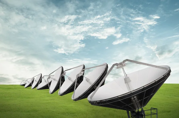 Satellite Dishes Field for telecommunication — Stock Photo, Image