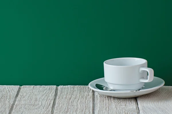 Witte koffiekopje op houten tafel met rook — Stockfoto