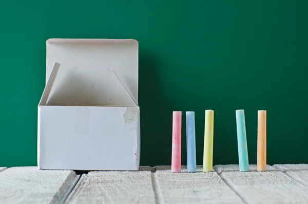 Tiza en una variedad de colores, volver al concepto de la escuela — Foto de Stock