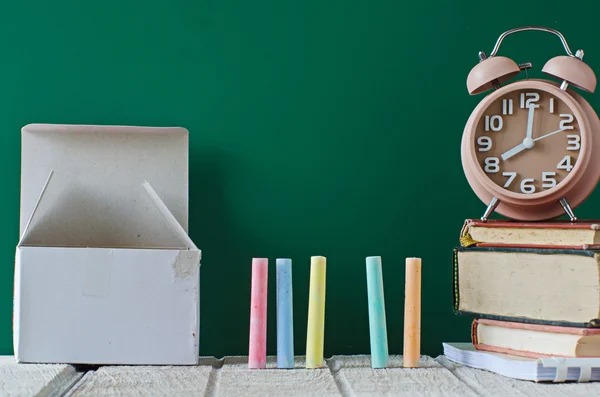 Krijtjes in een verscheidenheid van kleuren, terug naar school concept — Stockfoto