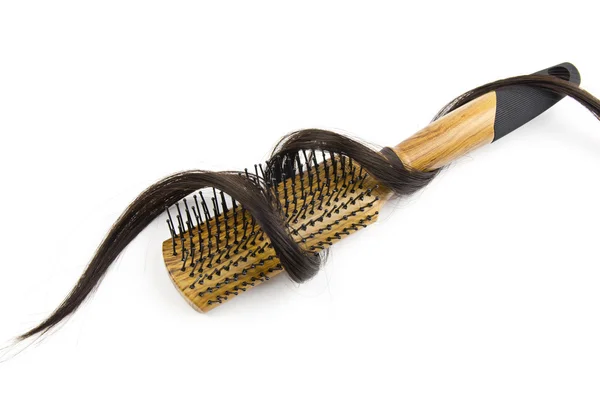 Escova de cabelo com cabelos longos no fundo branco — Fotografia de Stock