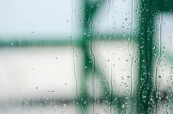 Naturligt vatten droppar på glasfönstret — Stockfoto