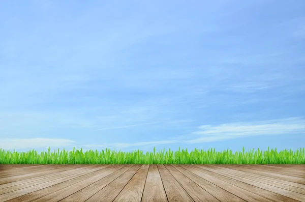 Piattaforma di legno e sfondo cielo blu — Foto Stock