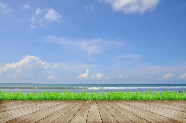 Plataforma de madeira e fundo de paisagem marinha — Fotografia de Stock
