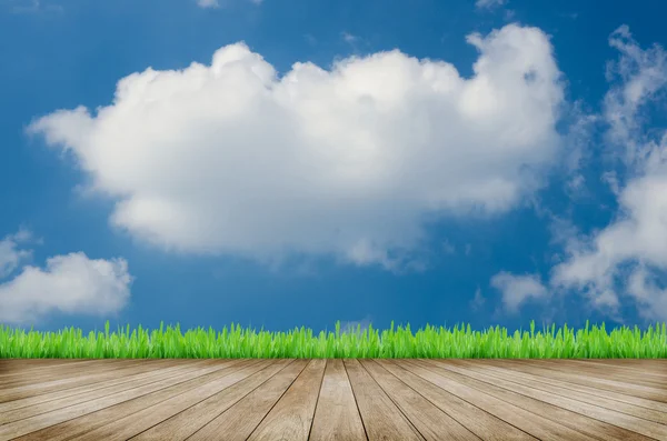 Деревянная платформа и синий фон неба — стоковое фото