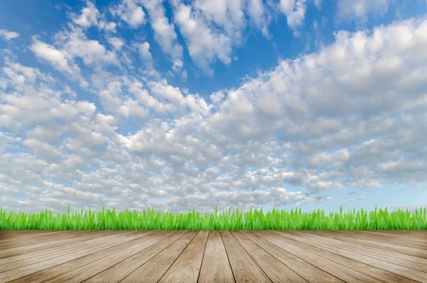 木製のプラットフォームと青い空を背景 — ストック写真