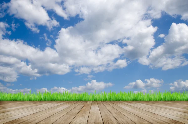 Piattaforma di legno e sfondo cielo blu — Foto Stock