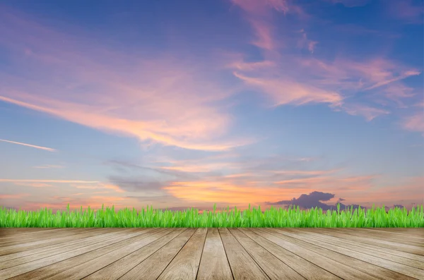 Plattform av trä och solnedgång himmel bakgrund — Stockfoto