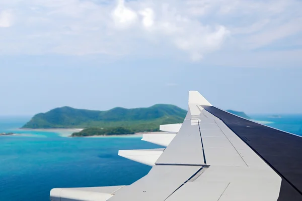 Flügel eines über dem Meer fliegenden Flugzeugs — Stockfoto