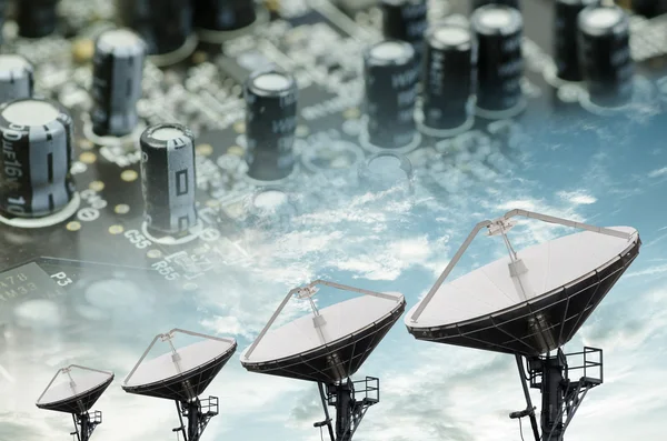 Satelitní antény pro telekomunikace — Stock fotografie