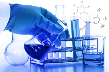 laboratuvar test tüpleri tutan bilim adamı el