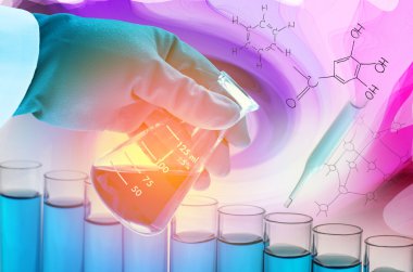 laboratuvar test tüpleri tutan bilim adamı el