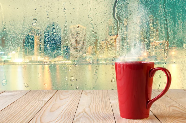 Red coffee cup with natural water drops on glass window backgrou — Stock Photo, Image