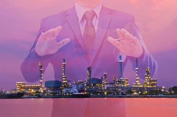 Двойное воздействие делового человека и фона нефтеперерабатывающего завода — стоковое фото