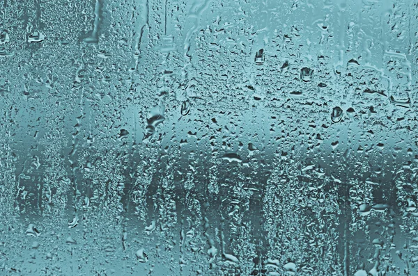 Gotas de água naturais na janela de vidro — Fotografia de Stock