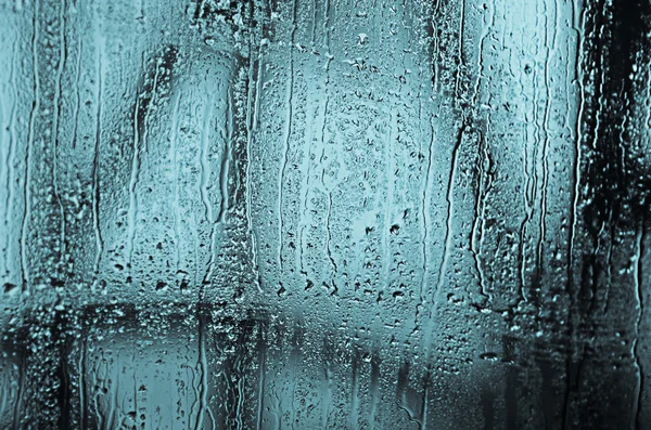 Gouttes d'eau naturelles sur fenêtre en verre — Photo