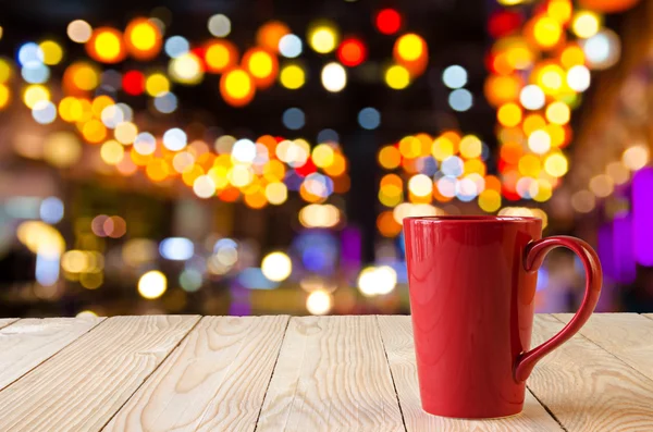 Rode koffiekopje met nacht bokeh achtergrond — Stockfoto