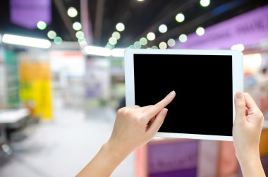 kadın el telefon tablet bulanıklık olay arka planda tutarak