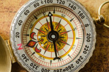 eski harita üzerinde pusula