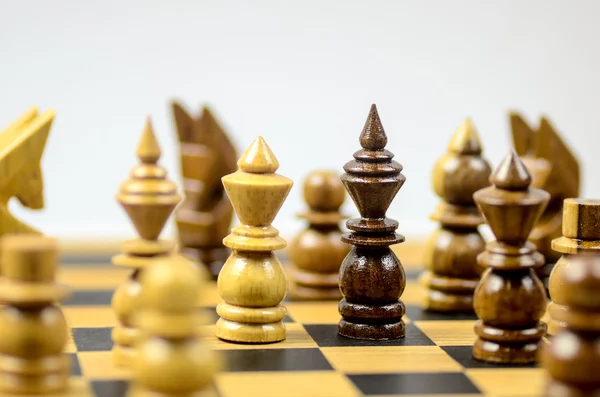 Шахи на шахівниці — стокове фото