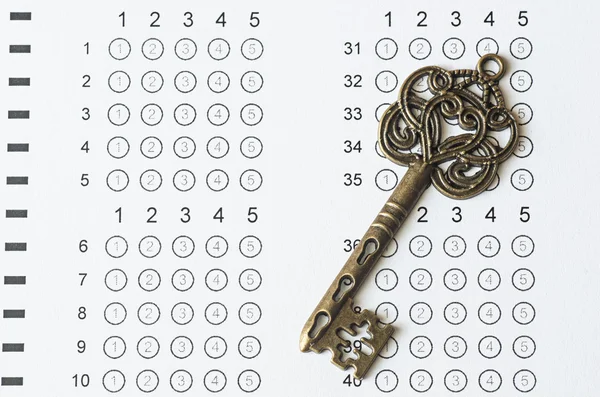Key on blank answer sheet — Stock Photo, Image