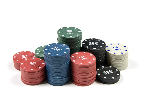 Stapel Pokerchips auf weißem Hintergrund — Stockfoto