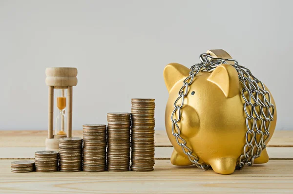 Opslaan van plan met gouden piggy bank — Stockfoto