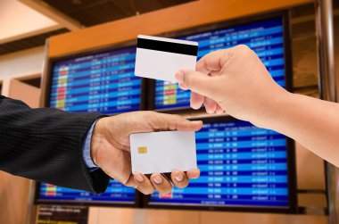 boş bir akıllı kart bulanıklık arka planda tutan el