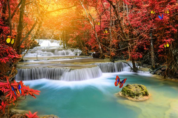 Cascade de forêt profonde avec papillon artificiel — Photo