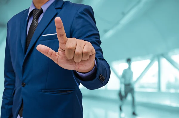 Business man hand virtuele scherm aan te raken — Stockfoto