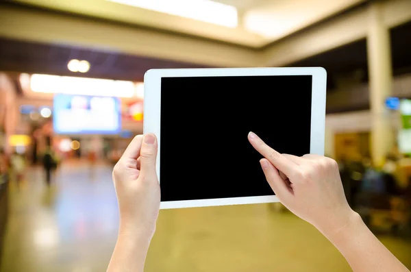 Mão mulher segurando o tablet do telefone no fundo borrão — Fotografia de Stock