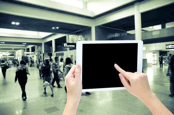 Kadın el telefon tablet tutarak arka plan bulanıklık — Stok fotoğraf