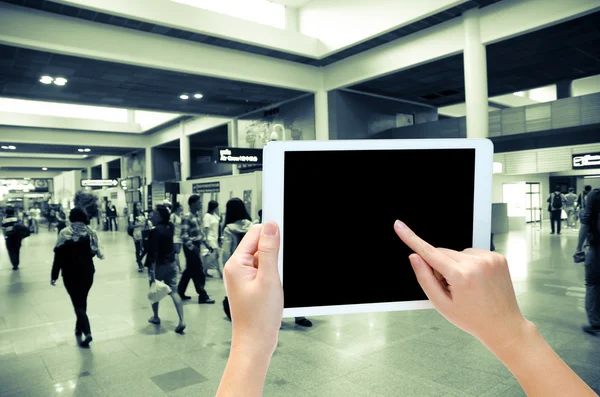 Mão mulher segurando o tablet do telefone no fundo borrão — Fotografia de Stock