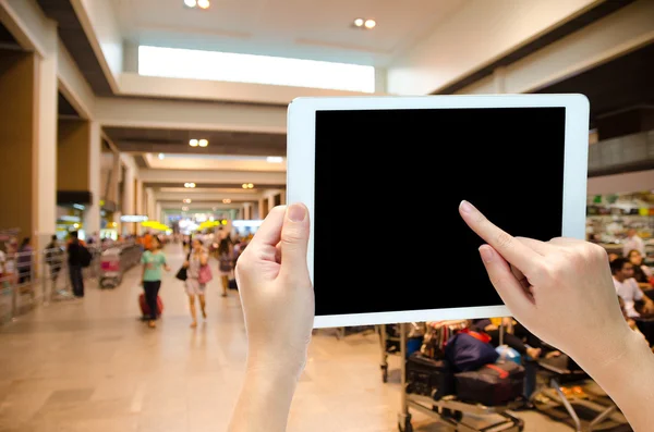 Mão mulher segurando o tablet do telefone no fundo borrão — Fotografia de Stock