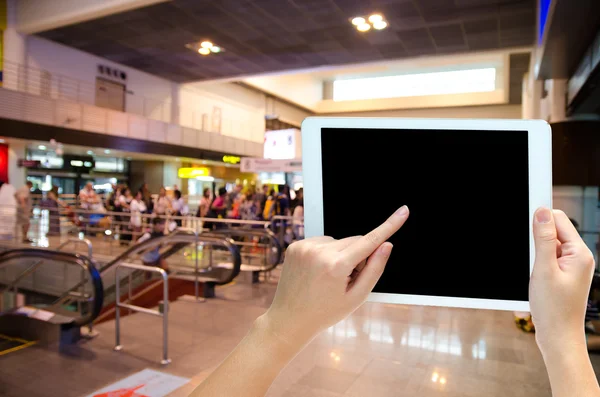 Mão mulher segurando o tablet do telefone no fundo borrão — Fotografia de Stock